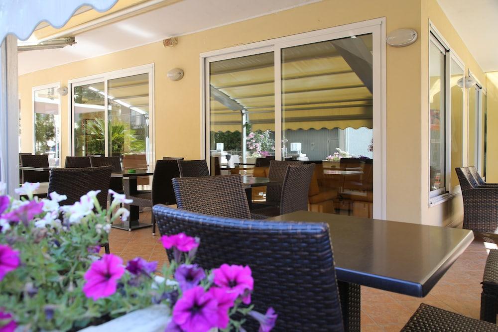 Hotel Elisir Римини Екстериор снимка