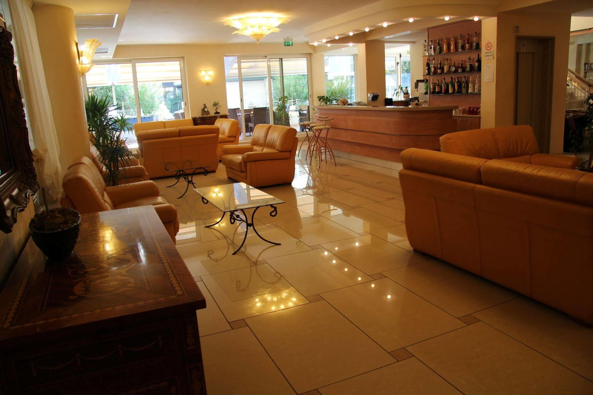 Hotel Elisir Римини Екстериор снимка